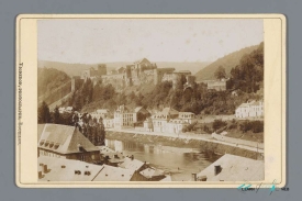 gezicht op bouillon met kasteel